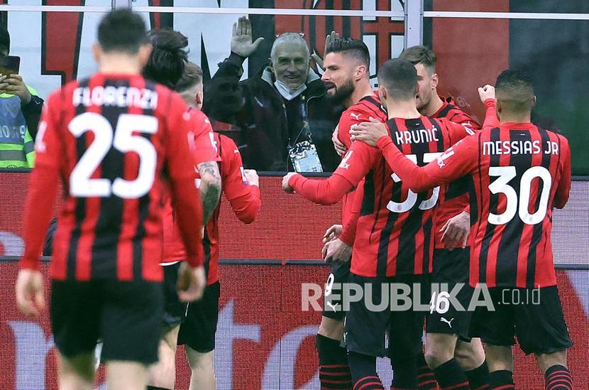 Penyerang AC Milan Olivier Giroud (tengah) bergembira dengan rekan satu timnya setelah mencetak gol ke gawang Lazio dalam laga perempat final Coppa Italia, Kamis (10/2/2022) dini hari WIB.