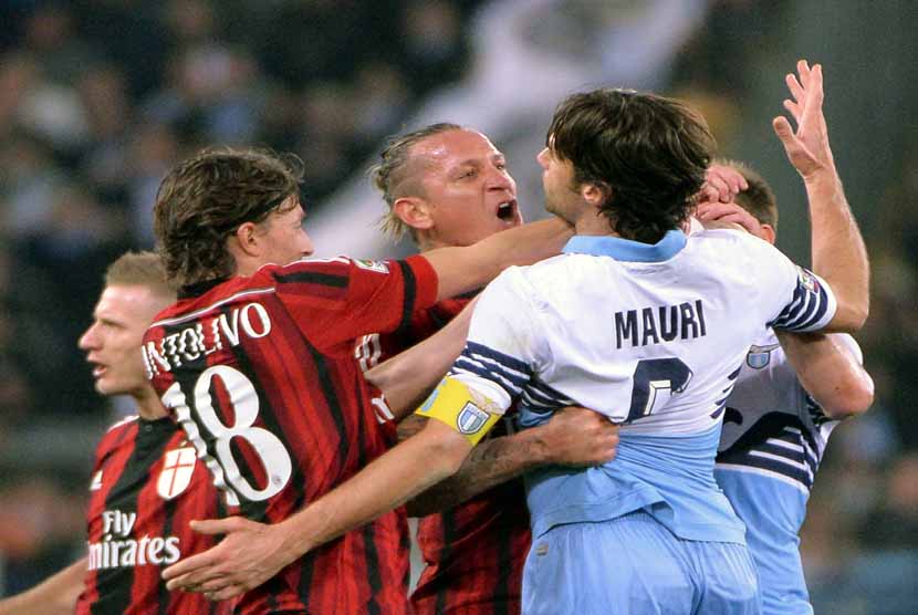 Pemain AC Milan, Philippe Mexes (tengah), terlibat adu mulut dengan pemain Lazio, Stefano Mauri (kanan), dalam laga Serie A Italia di Stadion Olimpico, Roma, Sabtu (24/1).