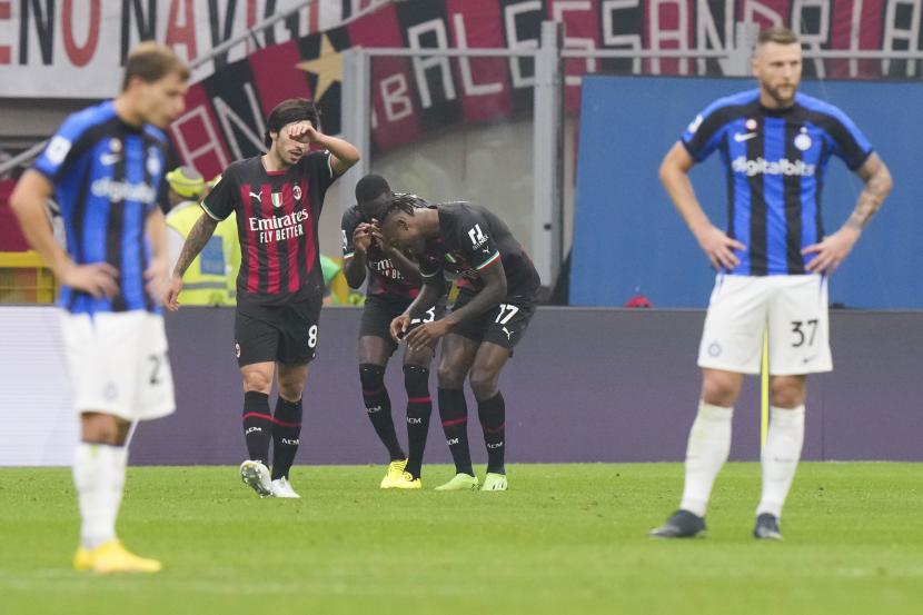 Pemain AC Milan Rafael Leao, kanan tengah, melakukan selebrasi setelah mencetak gol ketiga timnya dalam pertandingan sepak bola Serie A antara AC Milan dan Inter Milan di stadion San Siro di Milan, Italia, Sabtu, 3 September 2022. 