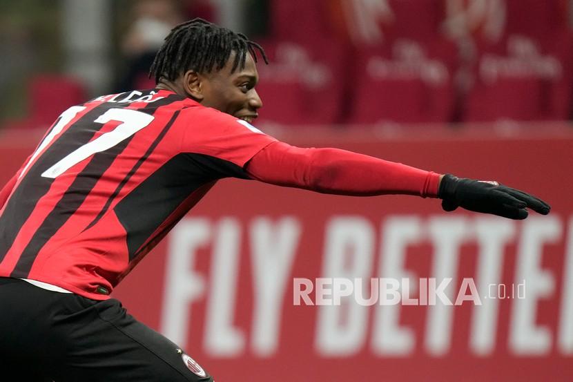  Pemain AC Milan Rafael Leao melakukan selebrasi usai mencetak gol ke gawang Spezia dalam pertandingan Serie A antara AC Milan dan Spezia, di stadion San Siro di Milan, Italia, Selasa (18/1) dini hari WIB..