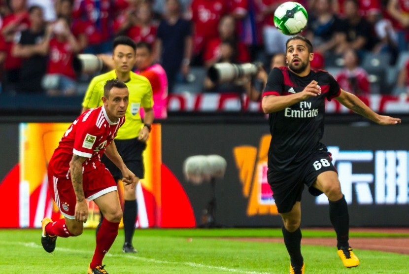 Pemain AC Milan Ricardo Rodriguez (kanan) ketika mengejar bola dengan Rafinha (kiri) dari Bayern Muenchen pada pertandingan persahabatan, 22 Juli 2017. 