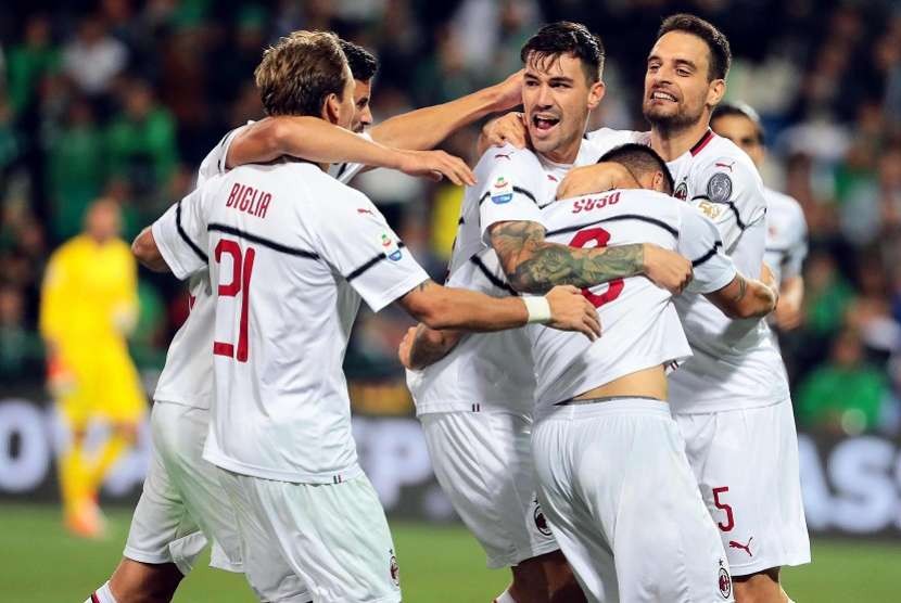  Pemain AC Milan Suso (dua dari kanan) merayakan gol bersama rekan setimnya setelah unggul 2-0 dalam pertandingan kontra Sassuolo 