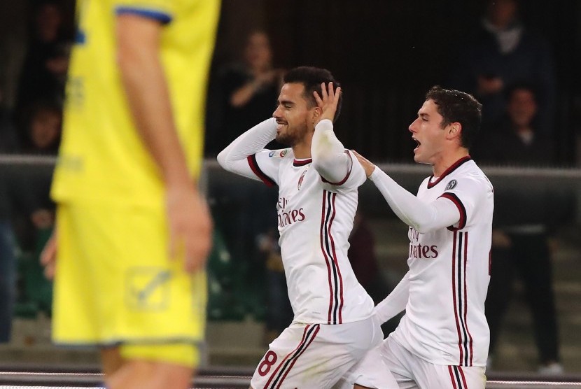 Pemain AC Milan Suso (kiri) bersama rekan setimnya Davide Calabria merayakan gol ke gawang Chievo. Milan menang 4-1 atas Chievo pada lanjutan Liga Italia Serie A di Stadion Bentegodi, Kamis (26/10) dini hari WIB. 