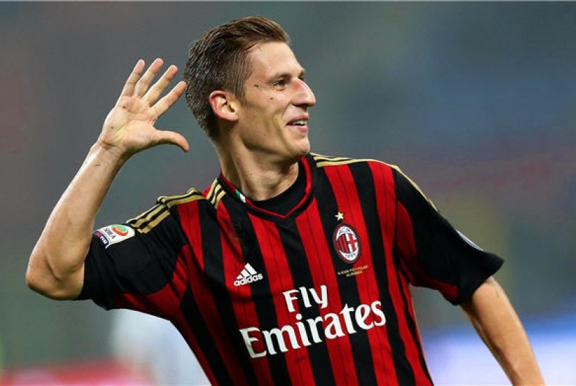 Pemain AC Milan, Valter Birsa, melakukan selebrasi usai menjebol gawang Udinese dalam laga Serie A Italia di Stadion Giuseppe Meazza, Milan, Sabtu (19/10). 