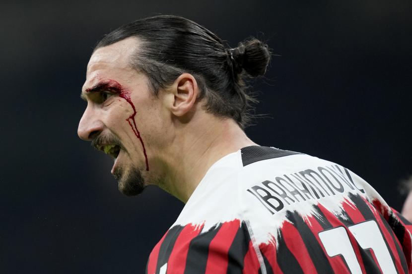 Penyerang AC Milan Zlatan Ibrahimovic bereaksi setelah cedera dari sundulan saat pertandingan sepak bola Serie A antara AC Milan dan Bologna di stadion San Siro, di Milan, Italia, Senin, 4 April 2022.