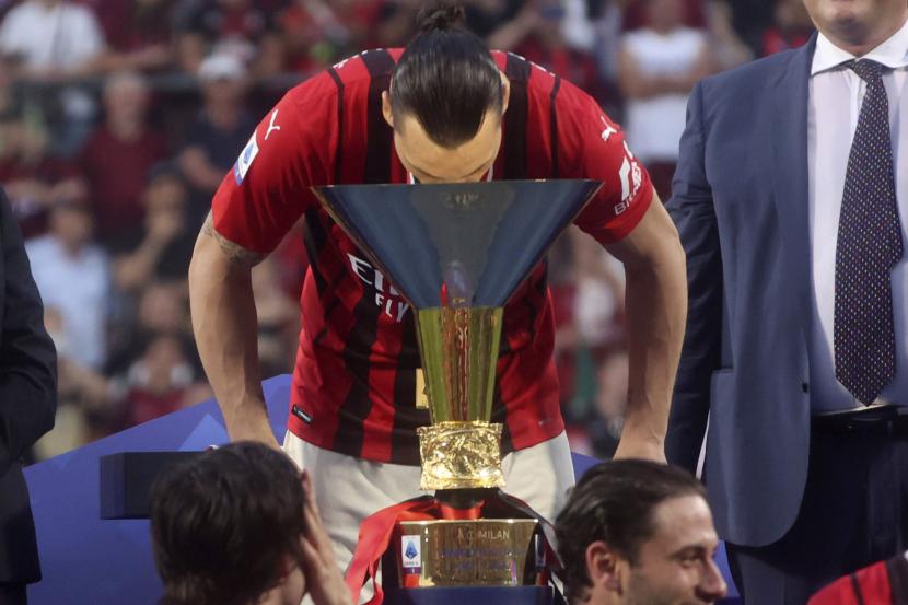  Pemain AC Milan Zlatan Ibrahimovic merayakan kemenangan setelah memenangkan pertandingan sepak bola Serie A antara AC Milan dan Sassuolo, di Stadion Mapei Reggio Emilia, Italia, Senin (23/5/2022) dini hari WIB. AC Milan mengamankan gelar Serie A pertamanya dalam 11 tahun pada hari Minggu dengan skor 3- 0 menang di Sassuolo. 