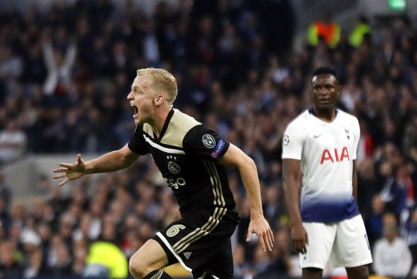 Pemain Ajax Donny van de Beek merayakan gol kemenangan pada leg pertama babak semifinal Liga Champions 2018-2019 yang berlangsung di Stadion Tottenham Hotspur, London, Rabu (1/5) dini hari.