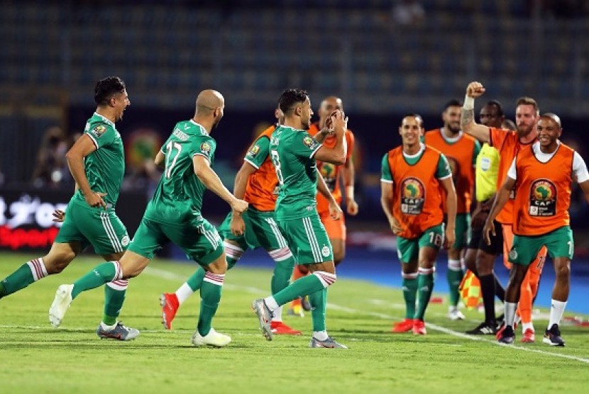 Pemain Aljazair merayakan gol ke gawang Senegal dalam pertandingan babak penyisihan Grup C Piala Afrika 2019.