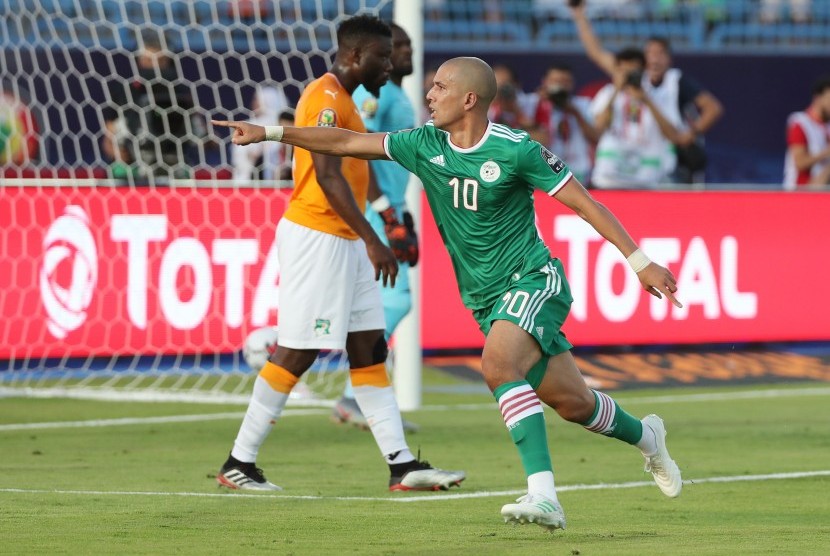 Pemain Aljazair Sofiane Feghouli merayakan golnya ke gawang Pantai Gading di perempat final Piala Afrika 2019. 