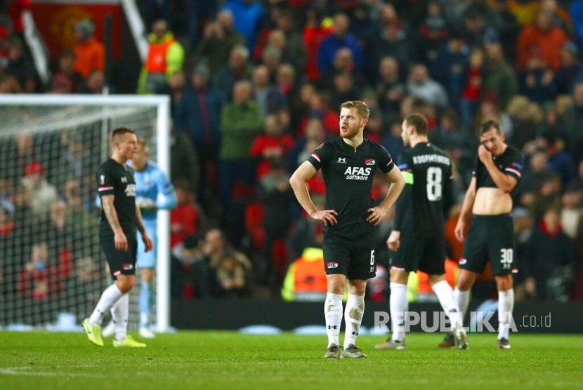 Pemain Alkmaar tampak kecewa pada laga Liga Europa antara Manchester United melawan AZ Alkmaar di Old Trafford, Manchester, Jumat (13/12) dini hari. 