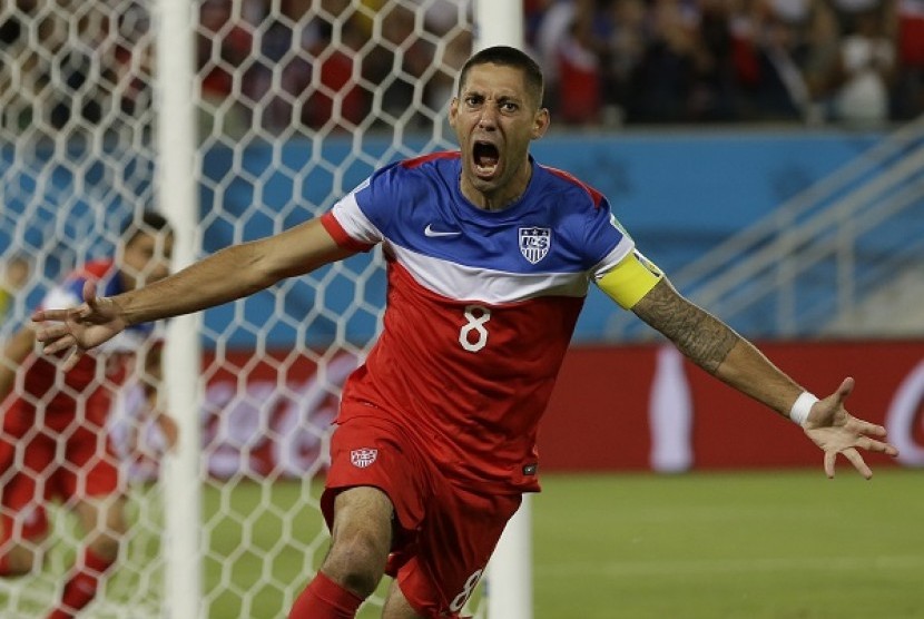 Pemain Amerika Serikat Clint Dempsey melakukan selebrasi usai membuka gol dalam pertandingan perdana mereka di Grup G Piala Dunia 2014, menghadapi Ghana di Arena das Dunas di Natal, Brasil, Senin (16/6) waktu setempat. 