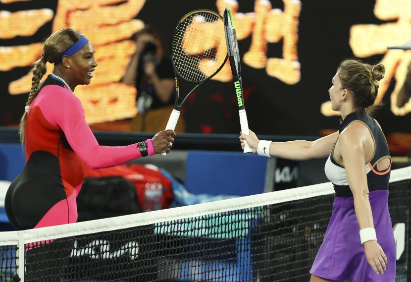 Petenis putri Amerika Serikat, Serena Williams (kiri) diberi selamat oleh petenis Rumania Simona Halep setelah memenangkan pertandingan perempat final di kejuaraan tenis Grand Slam Australia Terbuka di Melbourne, Australia, Selasa, 16 Februari 2021 .