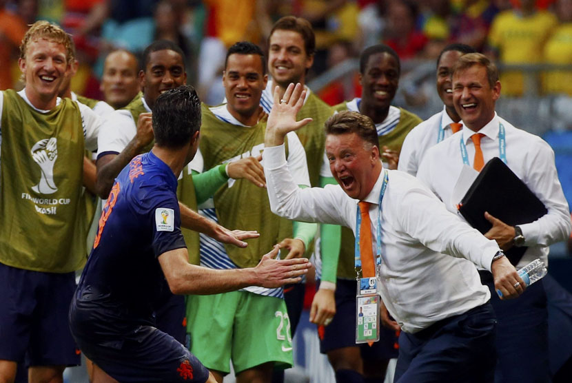 Pemain andalan Timnas Belanda, Robin van Persie (depan), merayakan golnya bersama pelatih Louis van Gaal usai menjebol gawang Spanyol dalam laga Grup B Piala Dunia 2014 di Arena Fonte Nova, Salvador, Jumat (13/6). 