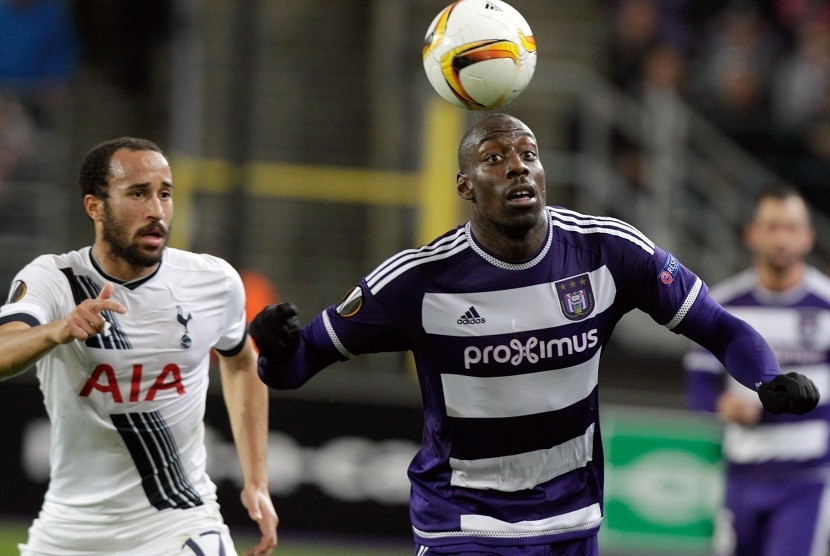 Pemain Anderlecht, Stefano Okaka dijaga oleh pemain Tottenham Hotsours Andros Townsend dalam laga Liga Eropa Grup J, Kamis (22/10) di Constant Vanden Stock Stadium, Brussels. 