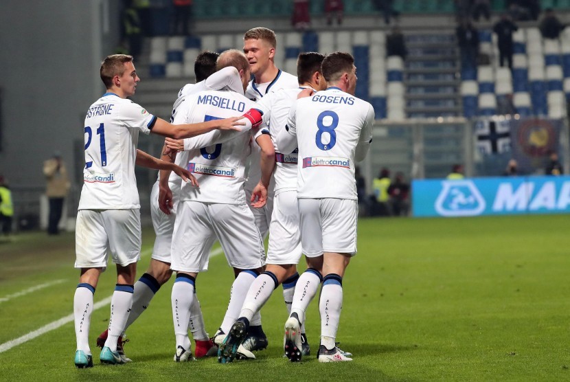 Pemain Andrea Masiello (tengah) merayakan gol ke gawang Sassuolo di Stadion Mapei, Reggio Emilia, Ahad (28/1) dini hari WIB. 