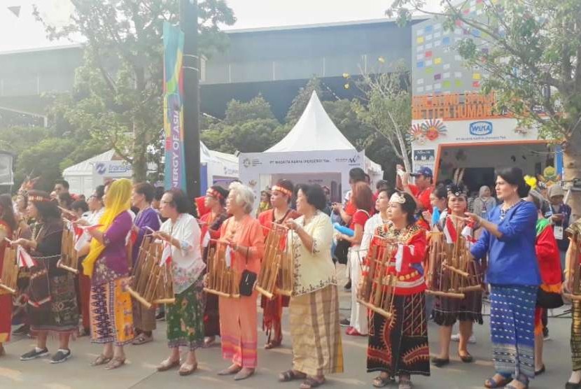 Pemain angklung dan kolintang menyambut penonton upacara pembukaan Asian Games 2018, Sabtu (18/8).