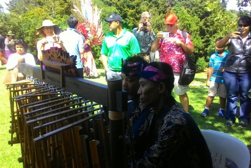 Pemain angklung menarik minat pengunjung Festival Pasifika di Auckland, Selandia Baru