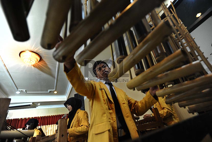 Pemain angklung mengiringi musik saat membuka 