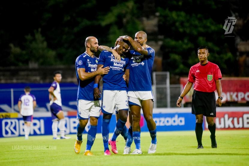 Pemain anyar Persib Bruno Cantanhede (tengah) merayakan gol bersama rekan-rekannya saat melawan Persita pada lanjutan Liga 1 2021/2022, Jumat (7/1/2022).
