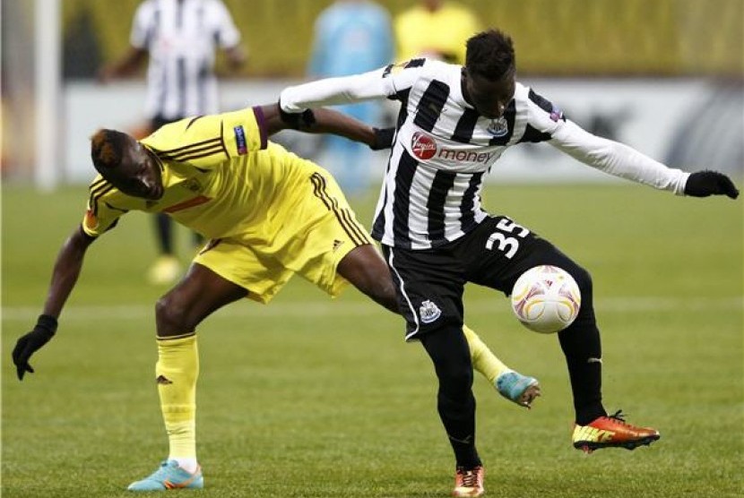 Pemain Anzhi Makhachkala, Lacina Traore (kiri), berebut bola dengan pemain Newcastle United, Massadio Haidara, saat laga babak 16 besar Liga Europa di Stadion Luzhniki stadium, Moskow, Kamis (7/3). 