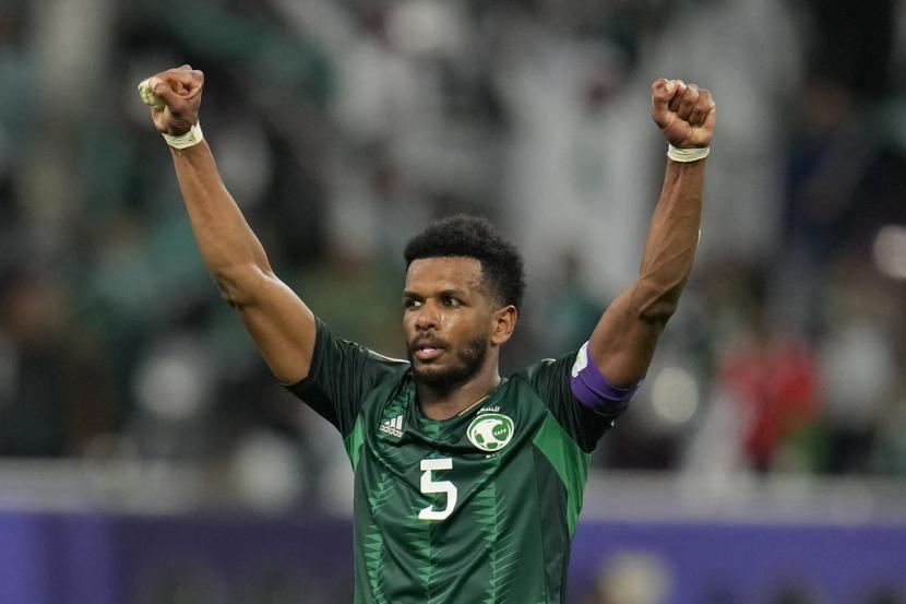Pemain Arab Saudi Ali Al BUlayhi merayakan gol yang dicetaknya untuk membawa Arab Saudi menang 2-1 atas Oman di Piala Asia 2023.