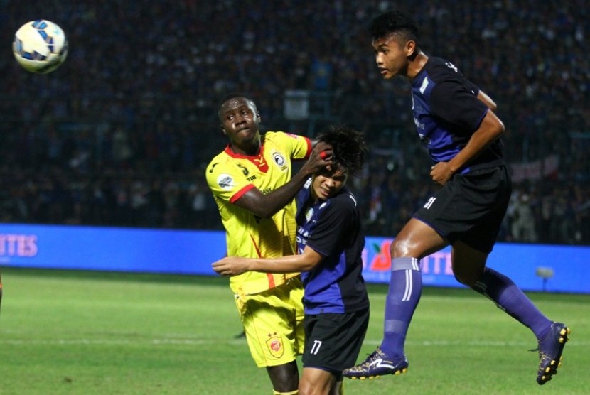 Pemain Arema Cronus Juanda Irawan (kanan) menanduk bola dalam pertandingan Grup A Piala Jenderal Sudirman di Stadion Kanjuruhan, Malang, Jawa Timur.