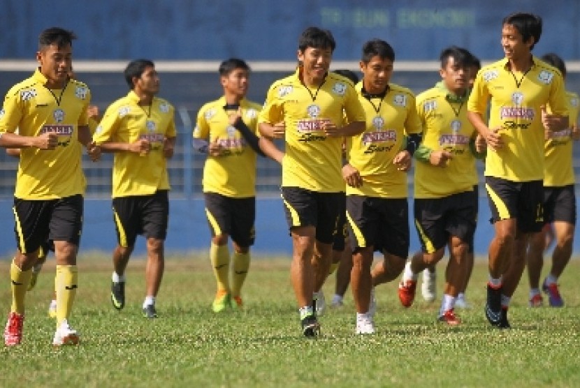 Pemain Arema Cronus melakukan latihan di Stadion Gajayana, Malang.