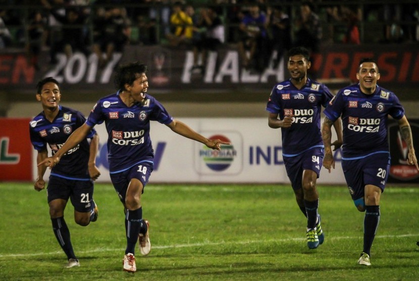 Pemain Arema FC Adam Alis Setyanto (kedua kiri) meluapkan kegembiraan usai mencetak gol ke gawang Sriwijaya FC pada pertandingan perempat final Piala Presiden 2017 di Stadion Manahan, Solo, Ahad (26/2).