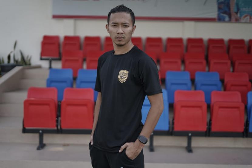 Pemain Arema FC, Dendi Santoso mulai merintis sekolah sepak bola bernama Dendi Santoso Soccer School.