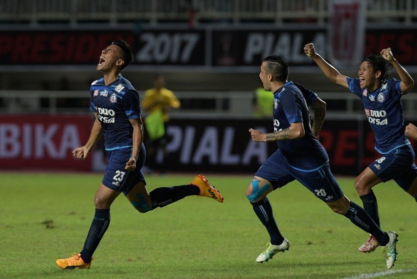 Pemain Arema FC Hanif Abdurrauf Sjahbandi (kiri) melakukan selebrasi usai berhasil mencetak gol ke gawang Pusamania Borneo FC dalam final Piala Presiden 2017 di Stadion Pakansari, Bogor, Jawa Barat, Ahad (12/3).