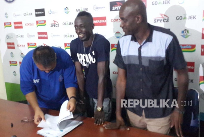 Pemain Arema FC, Makan Konate (tengah) memperpanjang kontraknya dengan  Arema FC sampai Januari 2020 di Stadion Kanjuruhan, Malang. 