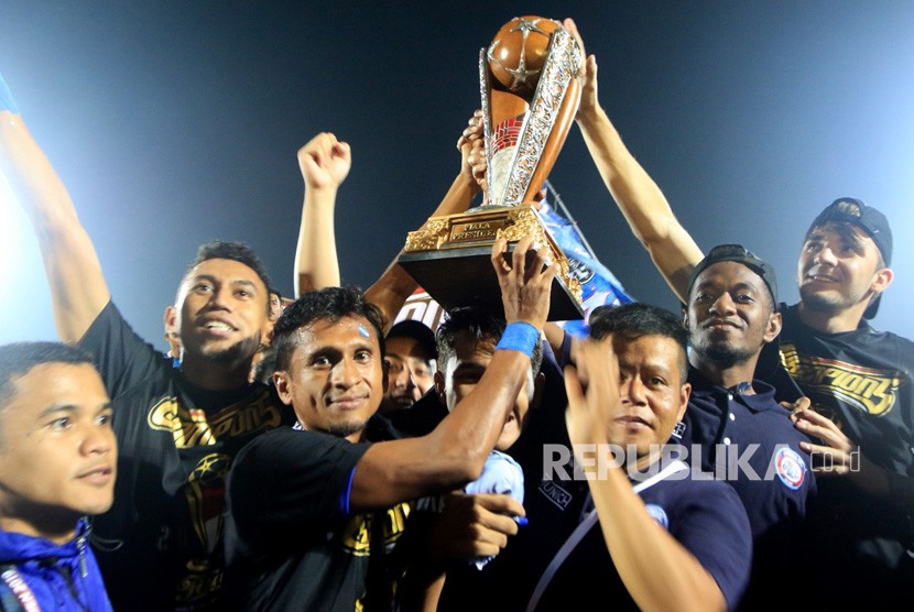 Pemain Arema FC mengangkat trofi juara Piala Presiden 2019 di Stadion Kanjuruhan Malang, Jawa Timur, Jumat (12/4/2019).