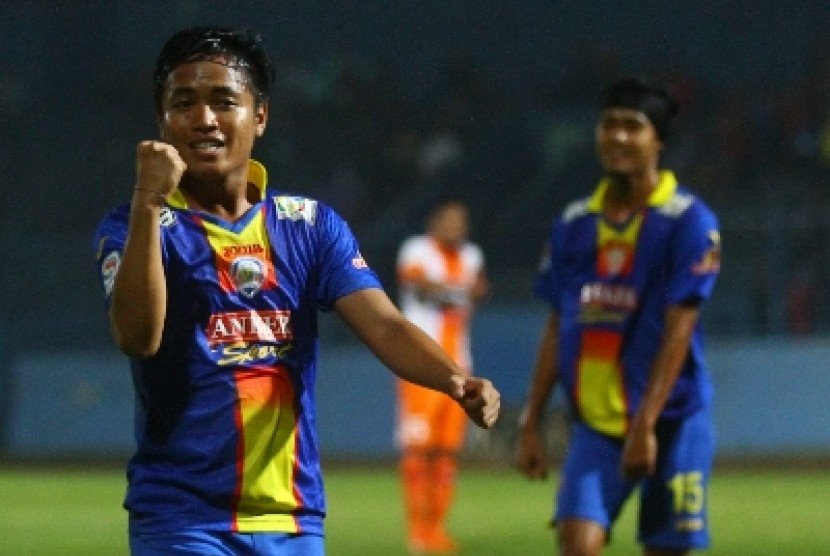 Mantan pemain  Arema Cronus, I Gede Sukadana kini berseragam Bali United (kiri).