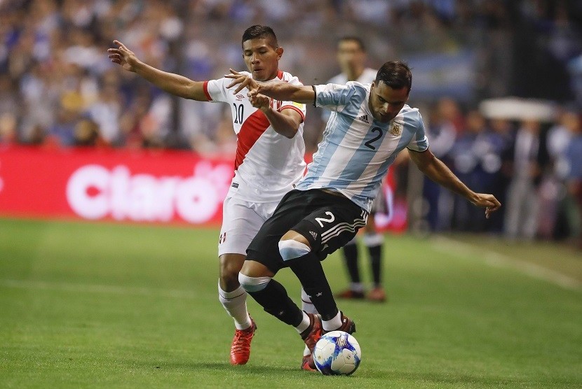  Pemain Argentina Gabrierl Mercado (kanan) mempertahankan bola dari pemain Peru Edison Flores (kiri) dalam pertandingan kualifikasi Piala Dunia 2018 di La Bomboera Stadium, Buenos Aires, Argentina, 5 Oktober 2017
