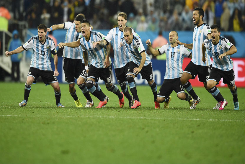 Pemain Argentina langsung melonjak setelah memenangkan adu penalti lawan Belanda di laga semifinal Piala Dunia 2014 di Arena Corinthians, Sao Paulo, Rabu (9/7). 