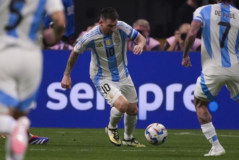 Pemain Argentina Lionel Messi dalam pertandingan Copa America (ilustrasi). Messi tak masuk skuad Argentina di Olimpiade Paris 2024.