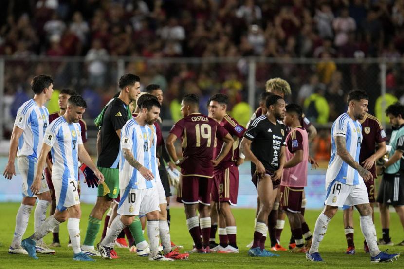 Pemain Argentina Lionel Messi dan rekan-rekannya meninggalkan lapangan setelah bermain imbang 1-1 melawan Venezuela dalam pertandingan kualifikasi Piala Dunia 2026 Zona Amerika Selatan di Maturin, Venezuela, Jumat (11/10/2024) pagi WIB.