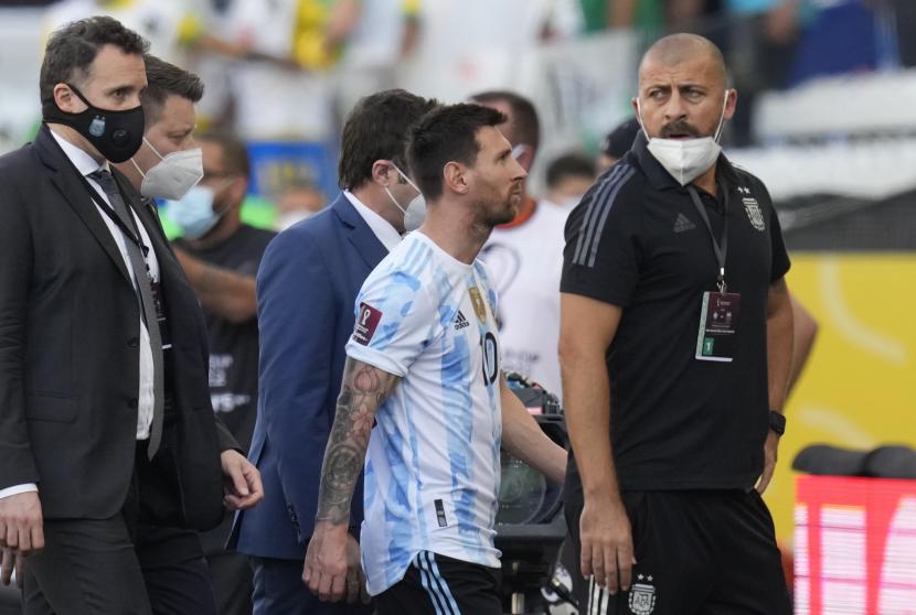 Pemain Argentina Lionel Messi keluar dari lapangan setelah pertandingan sepak bola kualifikasi Piala Dunia FIFA Qatar 2022 melawan Brasil dihentikan oleh pejabat kesehatan di Sao Paulo, Brasil, Minggu, 5 September 2021.