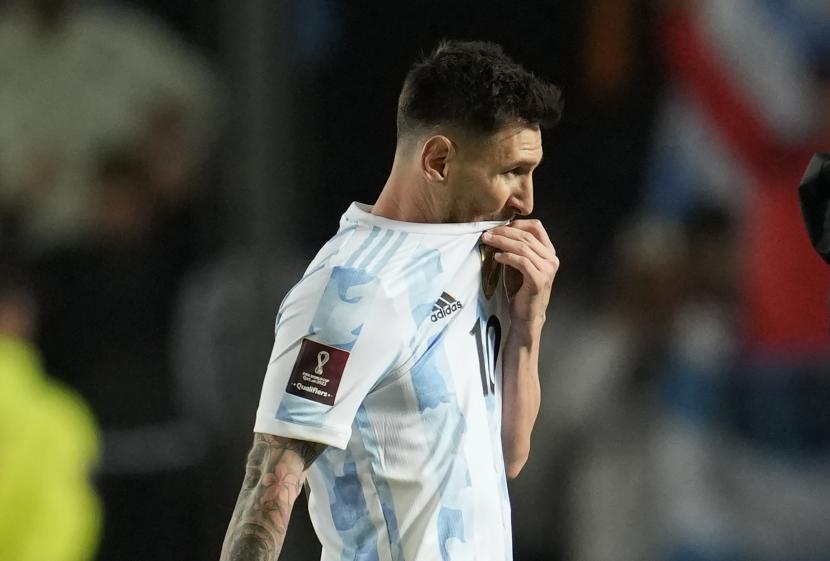 Pemain Argentina Lionel Messi meninggalkan lapangan pada akhir pertandingan sepak bola kualifikasi melawan Brasil untuk Piala Dunia FIFA Qatar 2022 di stadion Bicentenario di San Juan, Argentina, Rabu (17/11).