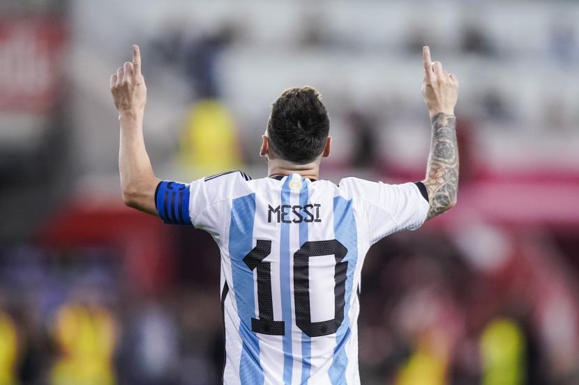  Pemain Argentina Lionel Messi merayakan golnya pada babak kedua pertandingan sepak bola persahabatan internasional melawan Jamaika pada Selasa, 27 September 2022, di Harrison, N.J.
