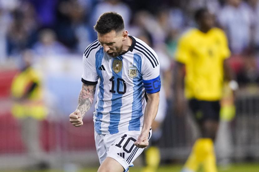  Pemain Argentina Lionel Messi merayakan golnya pada babak kedua pertandingan sepak bola persahabatan internasional melawan Jamaika pada Selasa, 27 September 2022, di Harrison, N.J. 