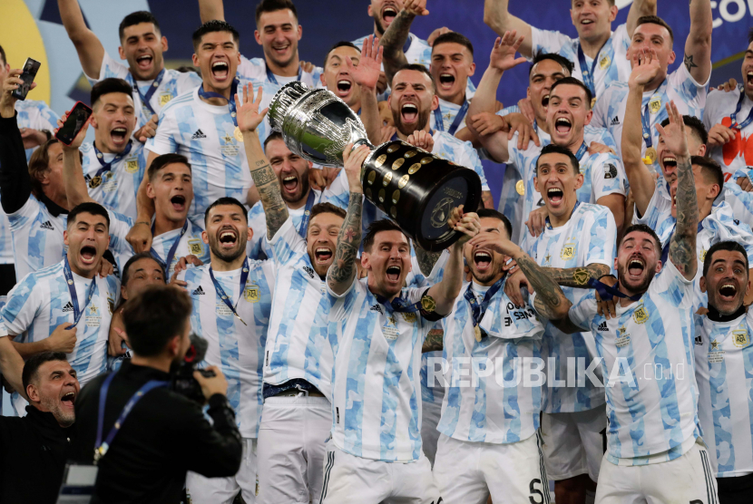 Pemain Argentina merayakan juara Copa America 2021, Ahad (11/7) pagi WIB.