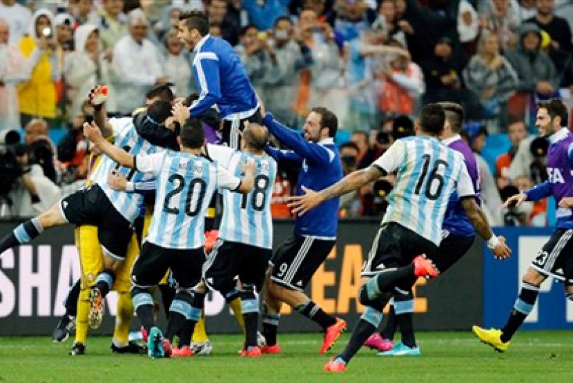 Pemain Argentina merayakan keberhasilan mereka melaju ke final Piala Dunia 2014