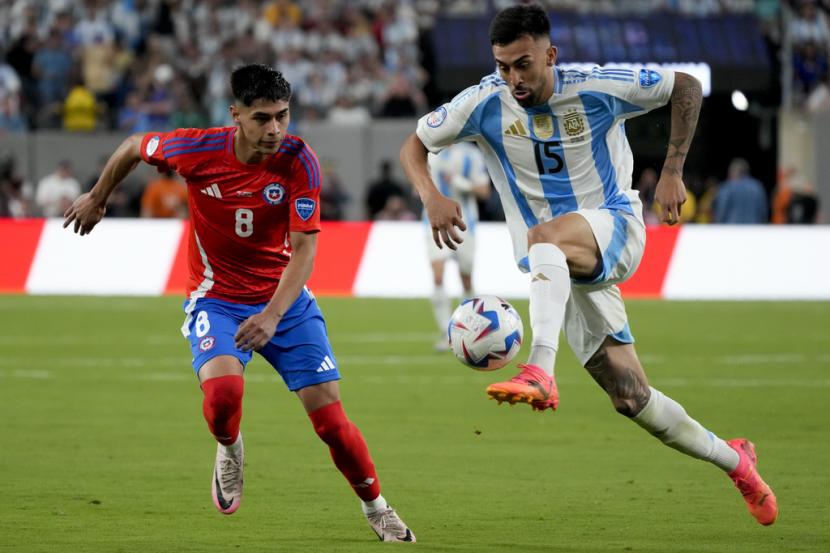 Pemain Argentina Nicolas Gonzalez (15) dan pemain Chili Dario Osorio berebut bola selama pertandingan sepak bola Grup A Copa America 2024 di East Rutherford, Rabu (26/6/2024) pagi WIB.