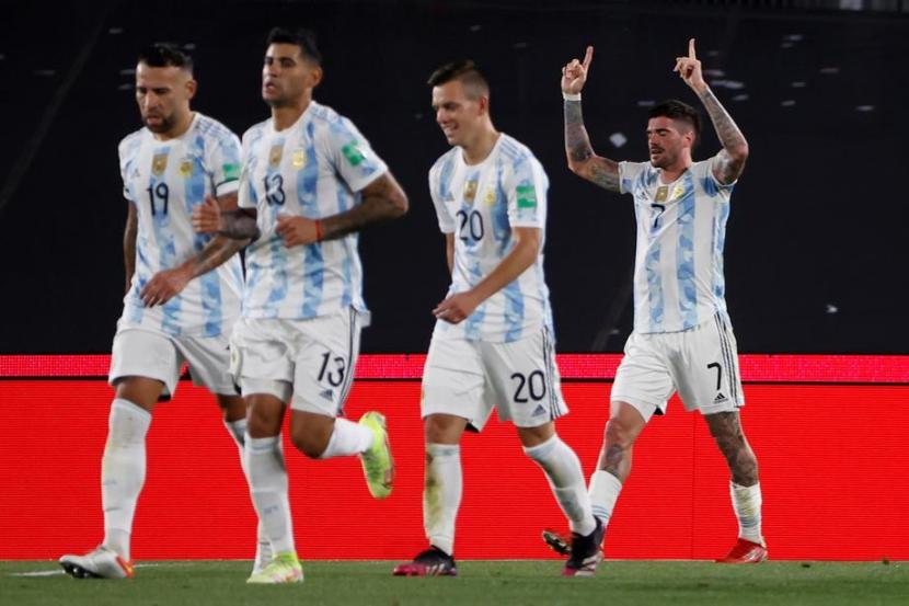Pemain Argentina Rodrigo De Paul (kanan) merayakan golnya ke gawang Uruguay pada laga kualifikasi Piala Dunia 2022 zona Conmebol, Senin (11/10) pagi WIB. Argentina mengalahkan Uruguay 3-0. 