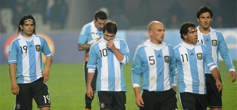 Pemain Argentina tertunduk lesu usai ditahan imbang 1-1 Bolivia di laga pembuka Copa America 2011 pada Jumat (1/7) lalu.