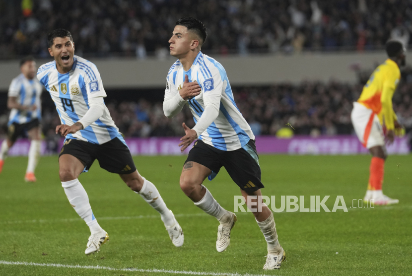 Pemain Argentina Thiago Almada (kanan) merayakan golnya ke gawang Kolombia dalam pertandingan kualifikasi Piala Dunia FIFA 2026 di Stadion Monumental di Buenos Aires, Argentina, Rabu, 11 Juni 2025 pagi WIB.