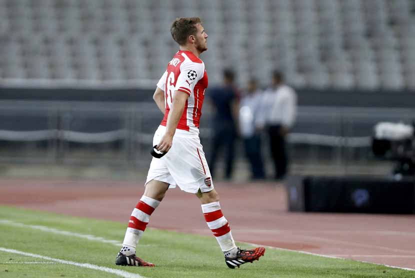 Pemain Arsenal, Aaron Ramsey, keluar lapangan usai mendapat kartu kuning kedua saat menghadapi Besiktas di Istanbul, Turki, Selasa (19/8). 