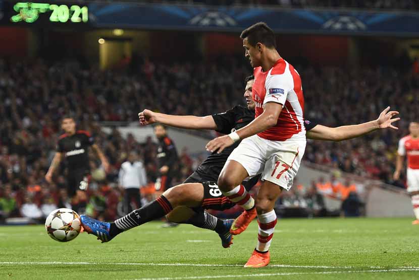 Pemain Arsenal, Alexis Sanchez (kanan), berebut bola dengan pemain Besiktas, Pedro Franco, di leg kedua babak playoff Liga Champions di Stadion Emirates, London, Rabu (27/8). 