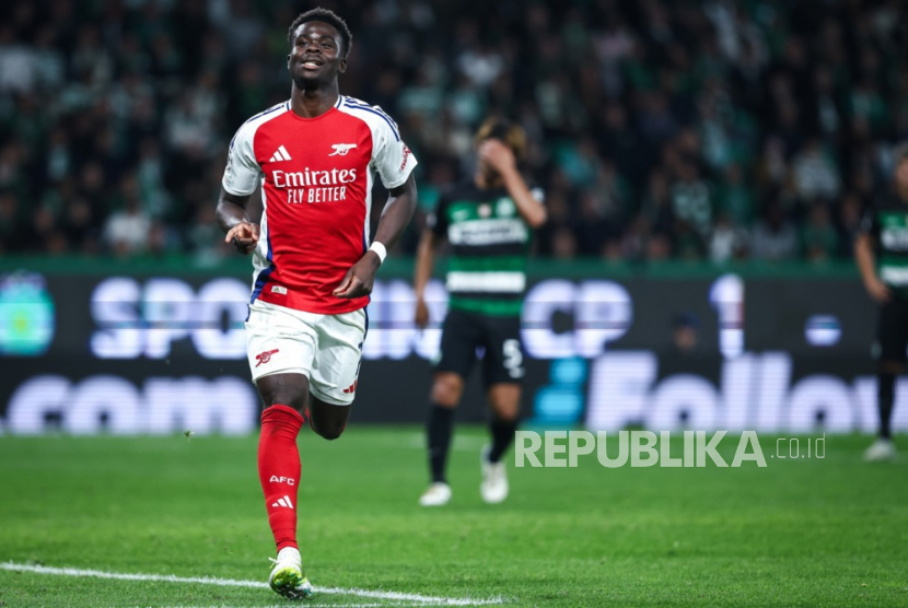 Pemain Arsenal Bukayo Saka merayakan golnya ke gawang Sporting dalam pertandingan Liga Champions di Lisabon, Rabu (27/11/2024) dini hari WIB. Arsenal mengalahkan Sporting 5-1.